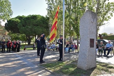 Hissada de la senyera a càrrec de representants de la Policia Local.