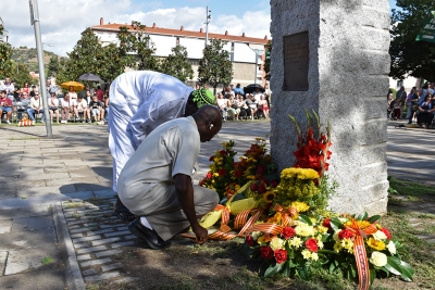 Ofrenes florals al peu del monòlit de l'Onze de Setembre.