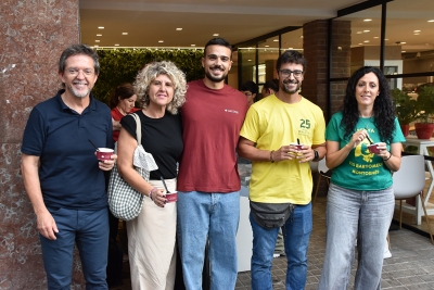 L'alcalde, José A. Montero, i la regidora de Cultura i Festes, Mercè Jiménez, amb representants de les dues penyes i de Can Tomàs.