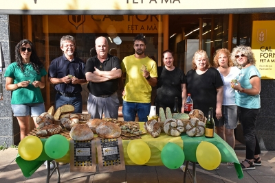 L'alcalde, José A. Montero, i la regidora de Cultura i Festes, Mercè Jiménez, amb representants de les dues penyes i de Cal Forner.