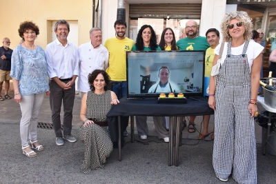 L'alcalde, José A. Montero, i la regidora de Cultura i Festes, Mercè Jiménez, amb representants de les dues penyes i de la pastisseria Viñallonga.