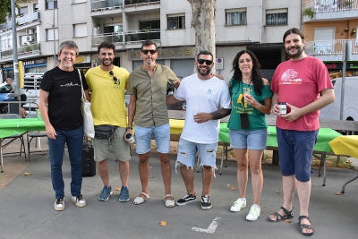 L'alcalde, José A. Montero, i el regidor d'Ocupació, Promoció Econòmica i Comerç, Jordi Delgado, al Birrafest amb representants de les dues penyes i d'Orient Street Brewery, i també amb el dissenyador montornesenc José Manuel Gavilán.