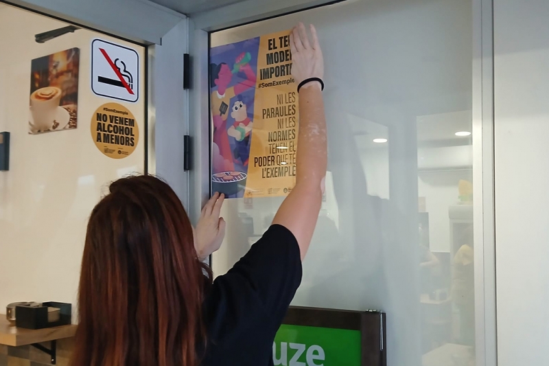 Desplegament de la campanya #SomExemple als establiments de Montornès.