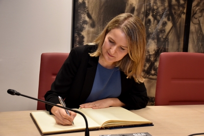 La consellera Mònica Martínez ha signat en el Llibre d'honor, a la Sala d'Actes de l'Ajuntament