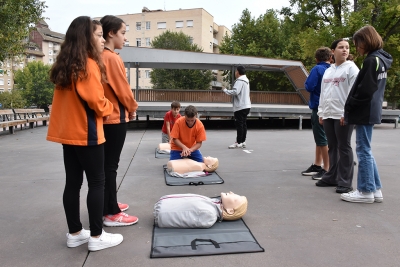 Els infants practiquen la ressuscitació amb maniquís.