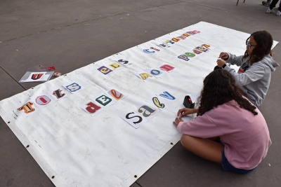 Creació d'un mural amb el lema “Tots els ciutadans poden salvar una vida”.