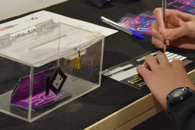 Un dels joves omplint la butlleta dels Kosmos 2026.