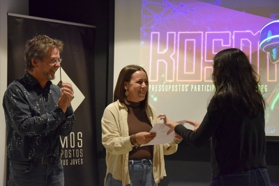 La regidora de Joventut i Cooperació, Evelyn de la Rosa, i l'alcalde, José A. Montero, entregant els diplomes dels Kosmos 2025.