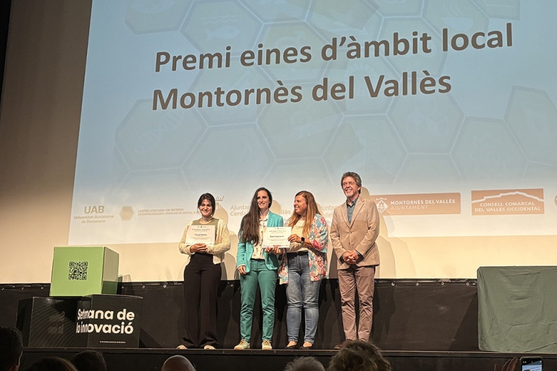 Representants del projecte "Teixint Vincles", de la cooperativa Mandràgores, amb l'alcalde, José A. Montero, recollint el guardó.