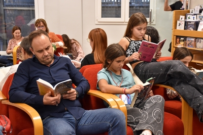 Lectura col·lectiva pel Dia de les Biblioteques.