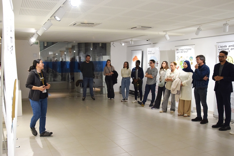 Les persones assistents a la inauguració van gaudir d'una visita guiada per l'exposició.