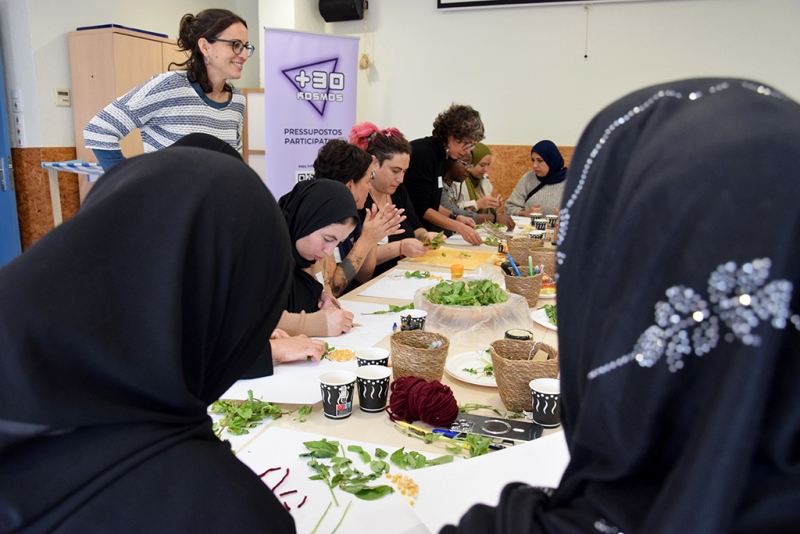 Una quinzena de dones de diferents origens i edats han assistit al taller “Compartim la nostra memòria alimentària”.