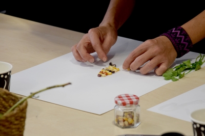 Cada dona ha plasmat una escena del seu passat relacionada amb els aliments.