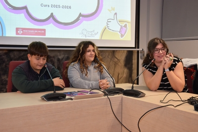 Un usuari i una usuària dels serveis de Joventut amb la dinamitzadora juvenil Tània Sánchez.