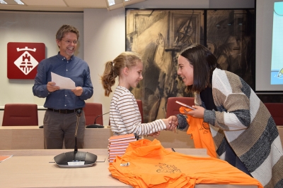 Entrega de la samarreta i de la llibreta als membres del Consell d'Infants d'aquest curs.