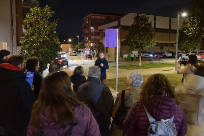 Moment de desvetllar la placa amb els jardins de Natividad Yarza Planas.
