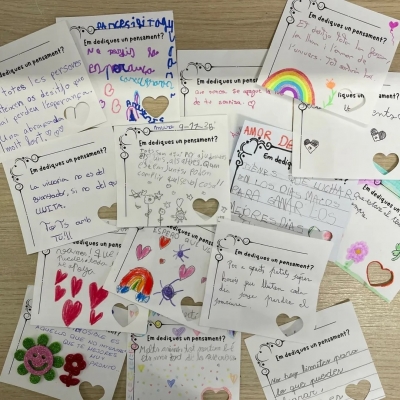 Missatges solidaris d'alumnes de l'Escola Sant Sadurní. (imatge: Escola Sant Sadurní)
