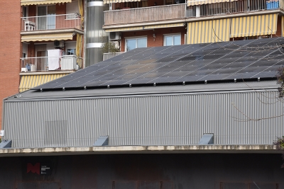Treballs d'instal·lació de plaques fotovoltaiques al Teatre Margarida Xirgu.