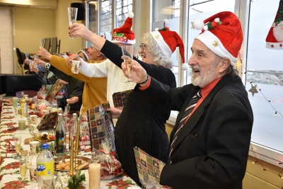Brindis al dinar de Nadal del menjador social.