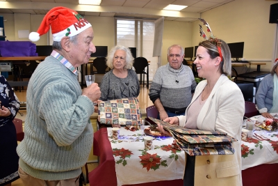 Lliurament de calendaris fets amb imatges dels usuaris i les usuàries del SAD.