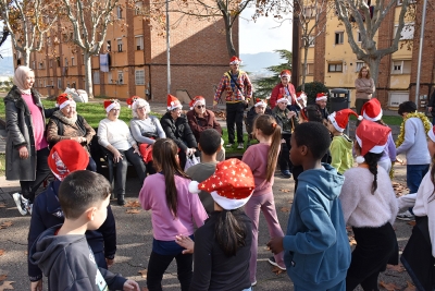 Trobada entre usuaris i usuàries del menjador social i alumnes de l'Escola Marinada.