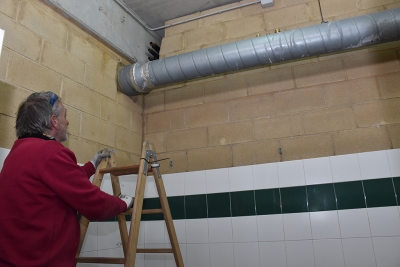 Treballs a les dutxes dels vestidors del camp de futbol i les pistes municipals d'atletisme.