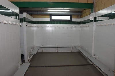 Estat actual dels vestidors del camp de futbol i les pistes municipals d'atletisme.