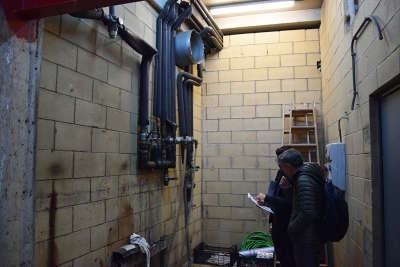 Treballs a la sala de màquines dels vestidors del camp de futbol i les pistes municipals d'atletisme.