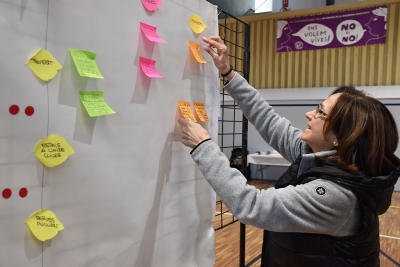 Una veïna comparteix propostes del seu grup de treball.