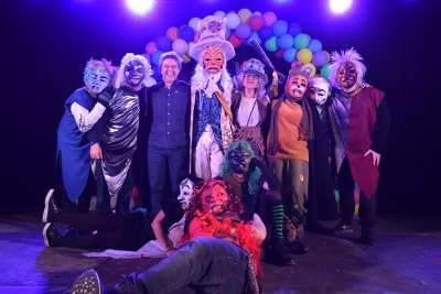 L'alcalde, José A. Montero, i la regidora de Cultura i Festes, Mercè Jiménez, amb el seguici del Rei Carnestoltes.