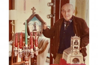 Isidre Julià i Roig amb algunes de les seves creacions. (Font: Ajuntament de Sant Celoni)