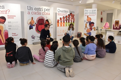 Visites escolars a l'exposició "Cuida't les dents" a Can Saurina.