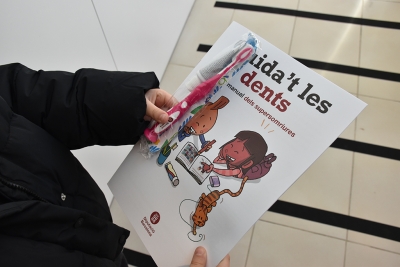 Després de visitar l'exposició, l'alumnat rep un estoig format per un raspall i un tub de pasta de dents.