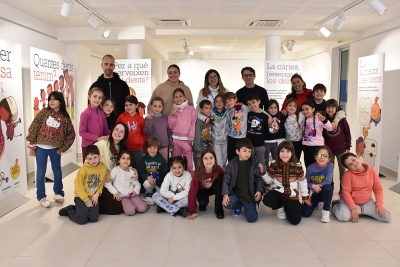 Visites escolars a l'exposició "Cuida't les dents" a Can Saurina.