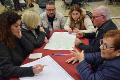 Taules de debat del taller participatiu a l'Escola Marinada.