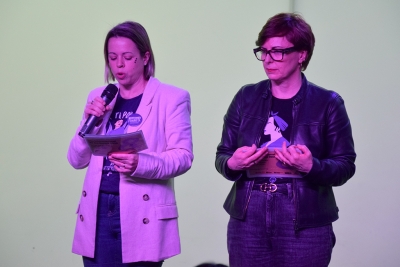 La regidora de Feminisme i Diversitats, Natalia Segura, llegint el manifest del 8M, acompanyada de l'agent d'Igualtat, Jose Gómez.