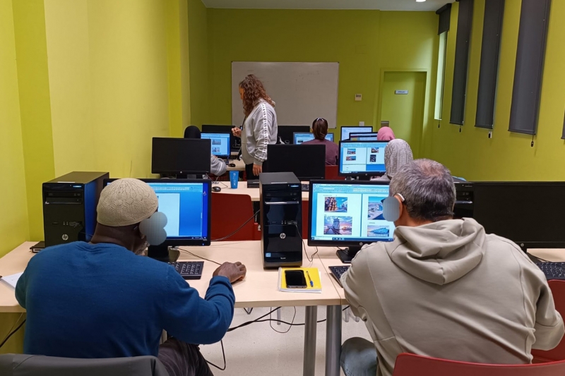 Curs d'informàtica inclòs en el programa Treball als Barris.