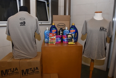 Lot de productes i samarreta inclosos amb la inscripció.