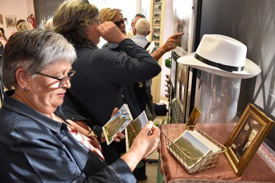 Públic assistent a la inauguració de l'exposició "Montornès Ciutat".