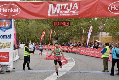 Sergio Pérez creuant la línia de meta de la cursa dels 6 km.