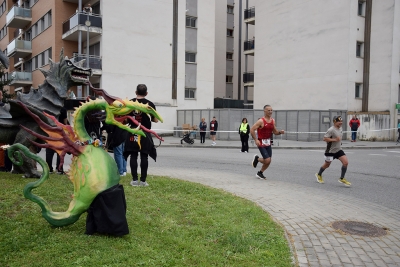 El Ball de Diables i Drac de Montornès ha animat els i les atletes durant la cursa.