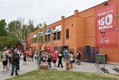 El CEM Les Vernedes amb una lona per commemorar el 150è aniversari de Henkel.