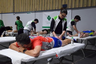 Els corredors i corredores han pogut gaudir d'un massatge després de córrer.