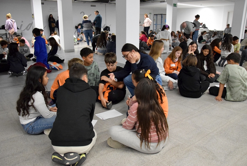 Els i les infants, per grups, han intercanviat idees per al mercat del 5 de juny.