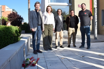 Els grups municipals van fer un ofrena a les plaques Stolpersteine.