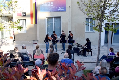 El grup de música de cambra de l'Escola Municipal de Música, Dansa i Aula de Teatre, va interpretar tres cançons.