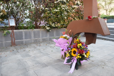 Ofrena floral al monument de memòria històrica.