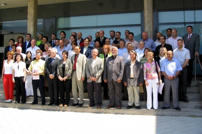 Foto de grup d'ex regidors i regidores amb motiu de la commemoració del 25è aniversari dels Ajuntaments democràtics. A la dreta, a la primera fila, apareix Joan Carrillo.