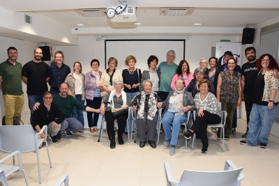 Foto de família al final de la VII Sessió d'Estudis Montornesencs, amb ponents, representants institucionals, membres del CEMV i veïns/es.