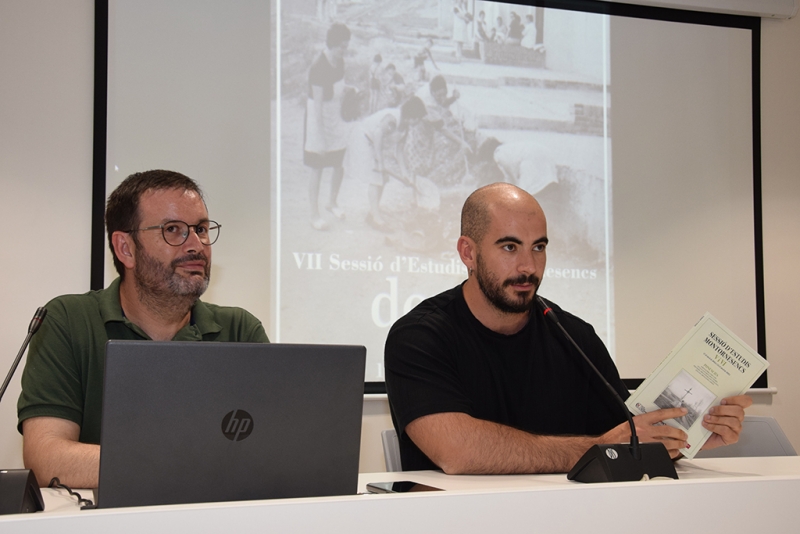 El president del CEMV, Sergio Arévalo, i l'arxiver municipal, Pere Chacon, presenten el nou llibre de les Sessions d'Estudis Montornesencs.